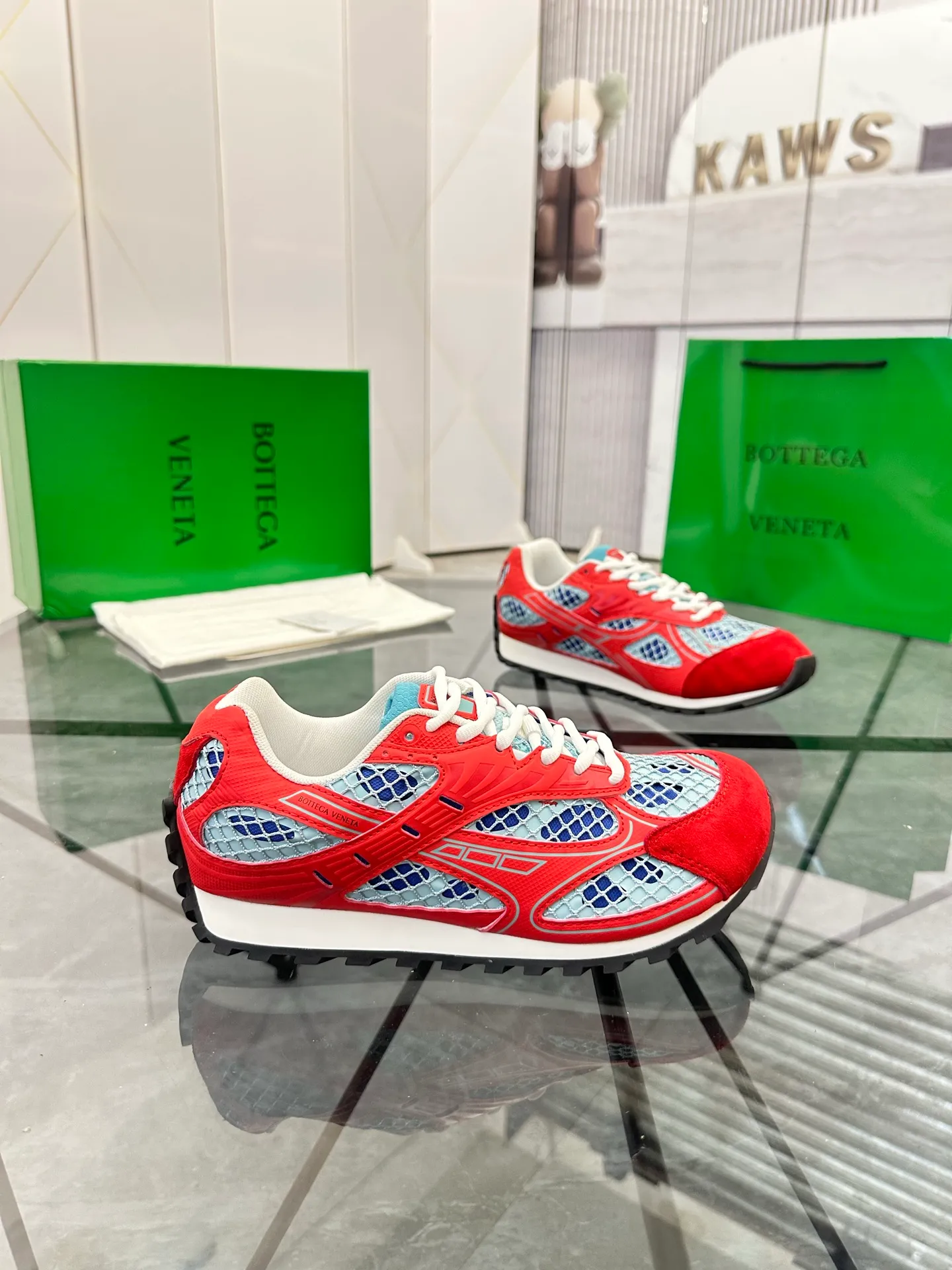 Factory men's shoes 💰: 620💰 (top version) BV Orbit sneakers Wang Yibo's same style couple's dad shoes Runner sneakers, made of lightweight technical mesh fabric. Matched with geometric pattern designed rubber outsole Wang Zha series high version Look for the package craftsmanship The actual height is much higher, but the legs are still slim. Very nice and playable and durable Matching to the standard 💯 Package shoe technology Look for the high version The outsole is made of color-blocked TPU outsole Women's model 35 36 37 38 39 40 41 (40 41 customized) Men's model 38 39 40 41 42 43 44 45. (Customized size 38 45.46) No. H345